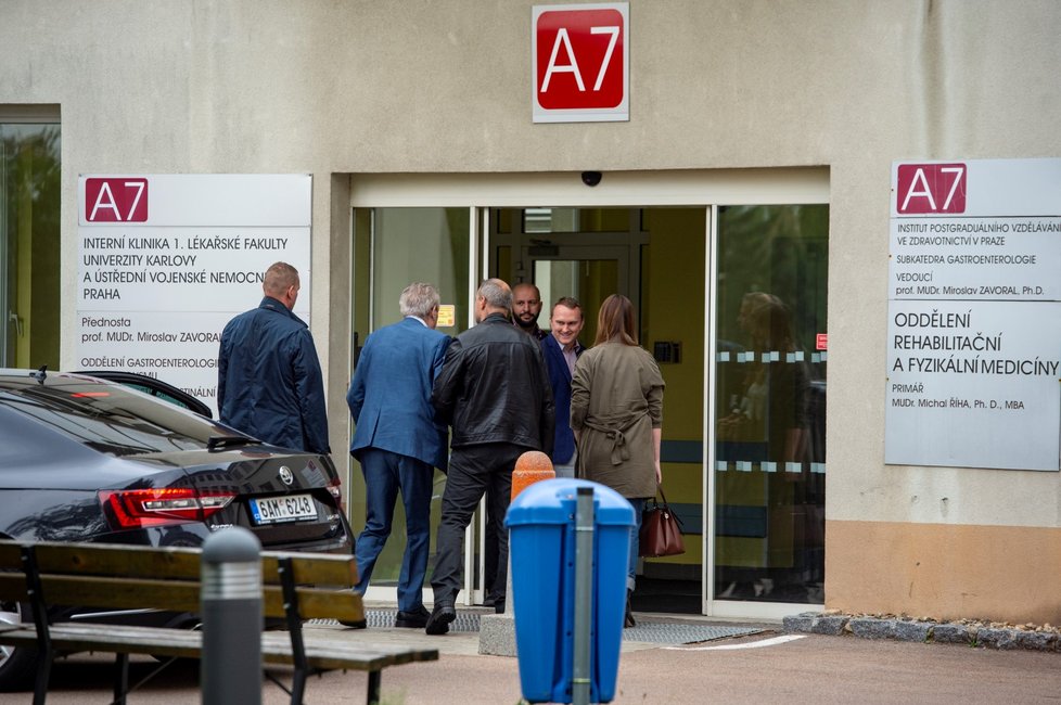 Prezident Miloš Zeman v září před Ústřední vojenskou nemocnicí v Praze, kde se podrobil lékařskému vyšetření.