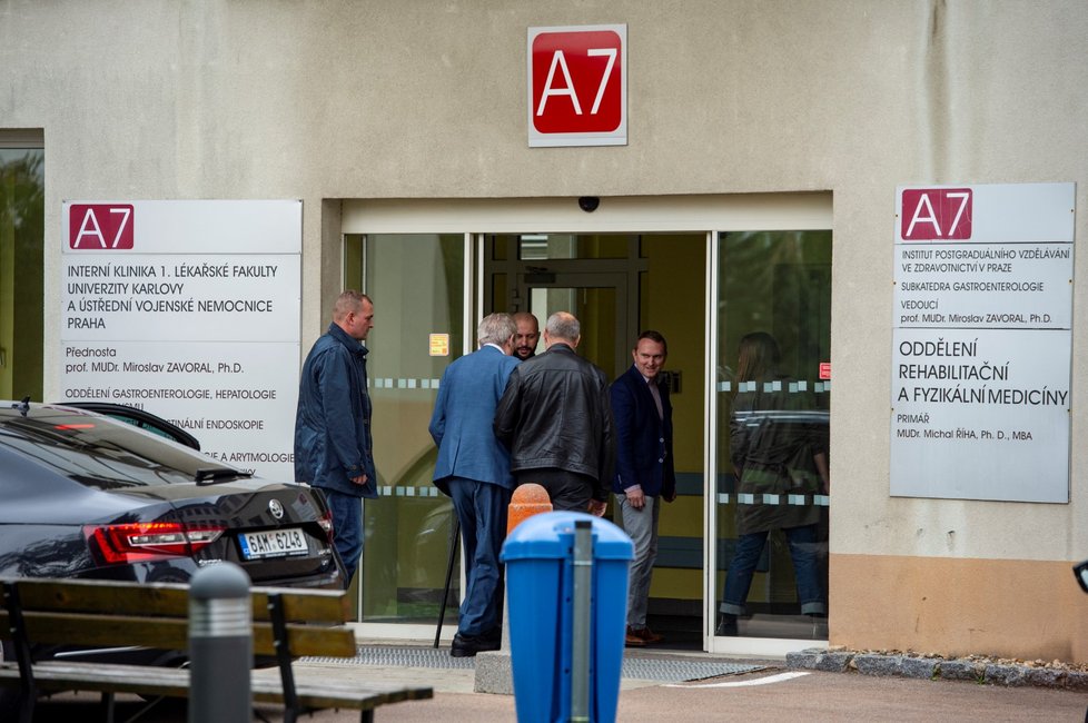 Prezident Zeman zamířil dobrovolně na vyšetření do nemocnice před několika týdny,  doprovodila ho dcera Kateřina. (24.9.2019)