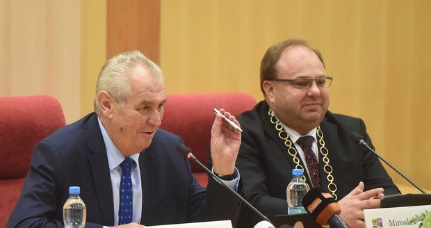 Zeman chce, aby OKD žalovala Bakalu. Lidem doporučil volit Babiše