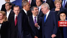 Americký prezident Barack Obama (vlevo), jeho český protějšek Miloš Zeman a komentátor Petr Holec