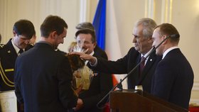 Záchranářské kříže dostala učitelka, školačky či zachránci psa, ocenění předal prezident Miloš Zeman.