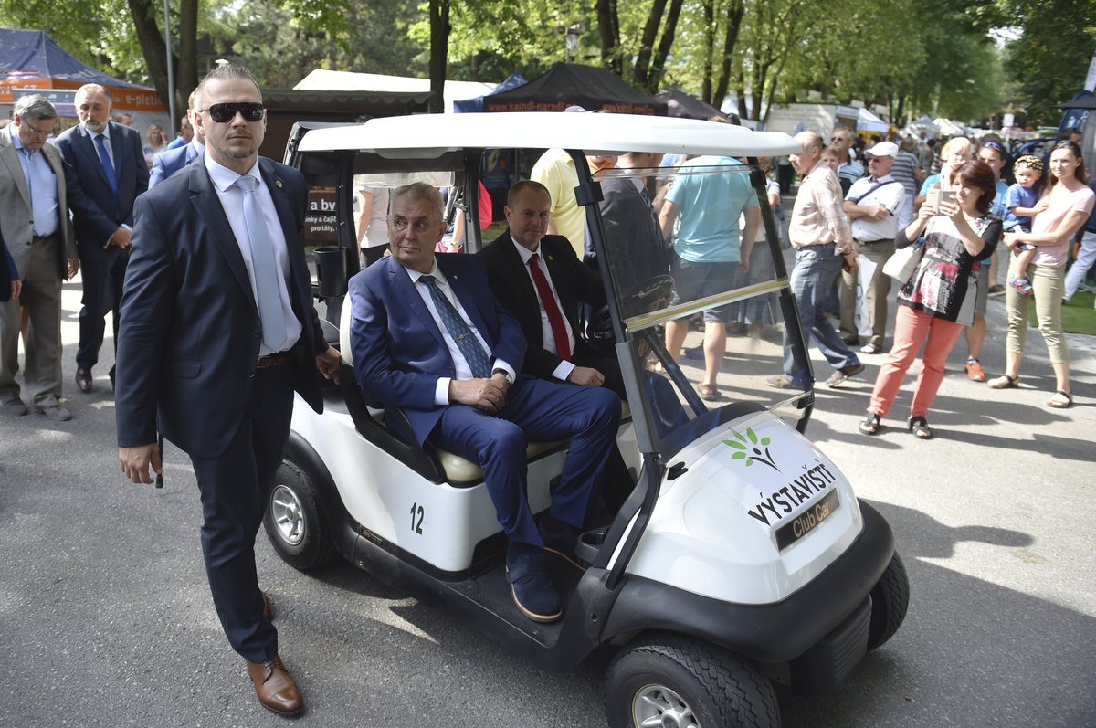 Z ochutnávky od farmářky byl Zeman očividně nadšený.