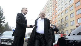 Miloš Zeman v doprovodu svého tajemníka Jaroslava Hlinovského odjíždí na Hrad