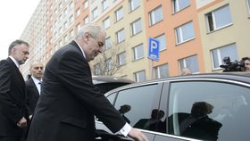 Miloš Zeman nasedá před svým domem do auta a odjíždí na Hrad
