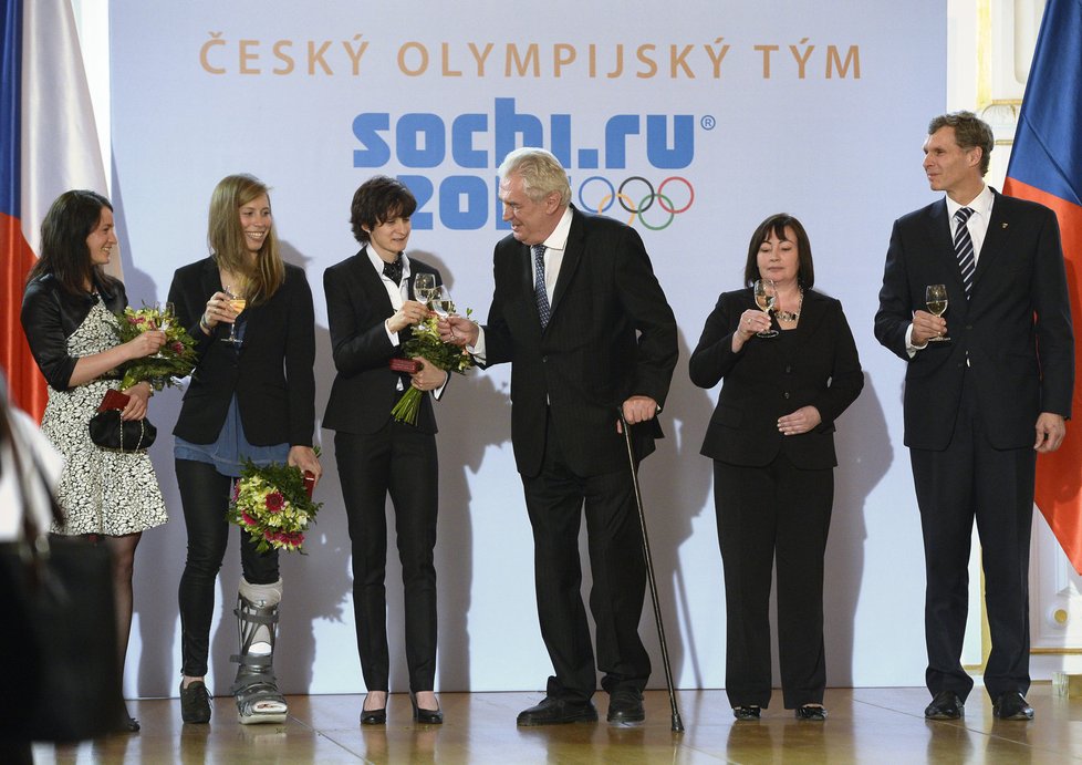 Prezident Miloš Zeman s manželkou Ivanou přijal 18. dubna na Pražském hradě členy olympijské výpravy ze zimních her v Soči.