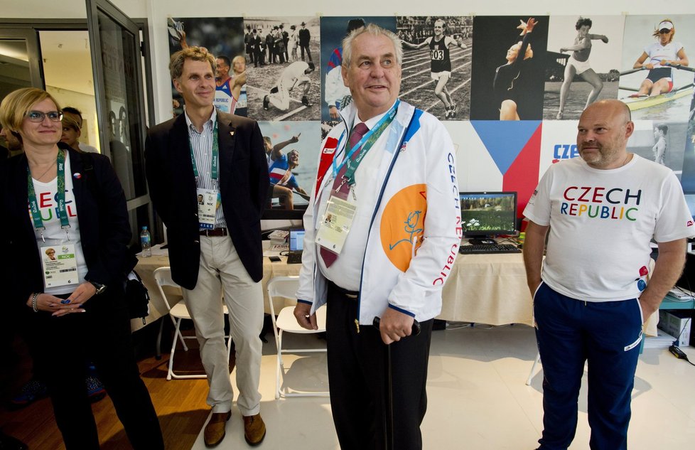 Prezident Zeman byl v olympijské vesnici, popřál i trenérům.