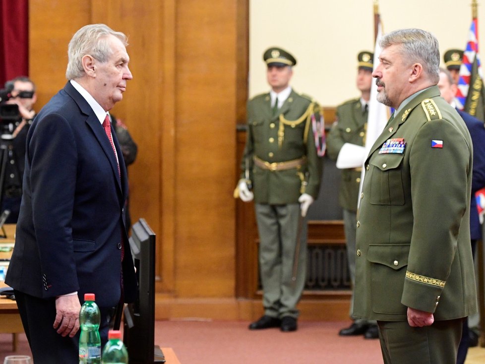 Prezident Miloš Zeman (vlevo) a náčelník generálního štábu Aleš Opata na velitelském shromáždění v Praze (20. 11. 2019)