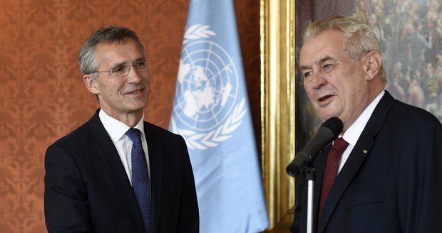 "Drobný" omyl: Hrad vítá tajemníka NATO vlajkou OSN, spletl si organizace