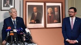 Prezident Miloš Zeman a mluvčí Jiří Ovčáček společně s fotografií portrétů prezidenta Václava Havla s 1. manželkou Olgou, kterou Ovčáček sdílel (koláž)