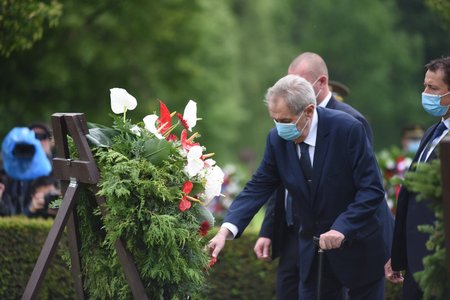 Prezident Miloš Zeman uctil památku mužů, žen i dětí ze starých Lidic. Spolu s dalšími ústavními činiteli se účastnil 75. výročí (10.6.2020)