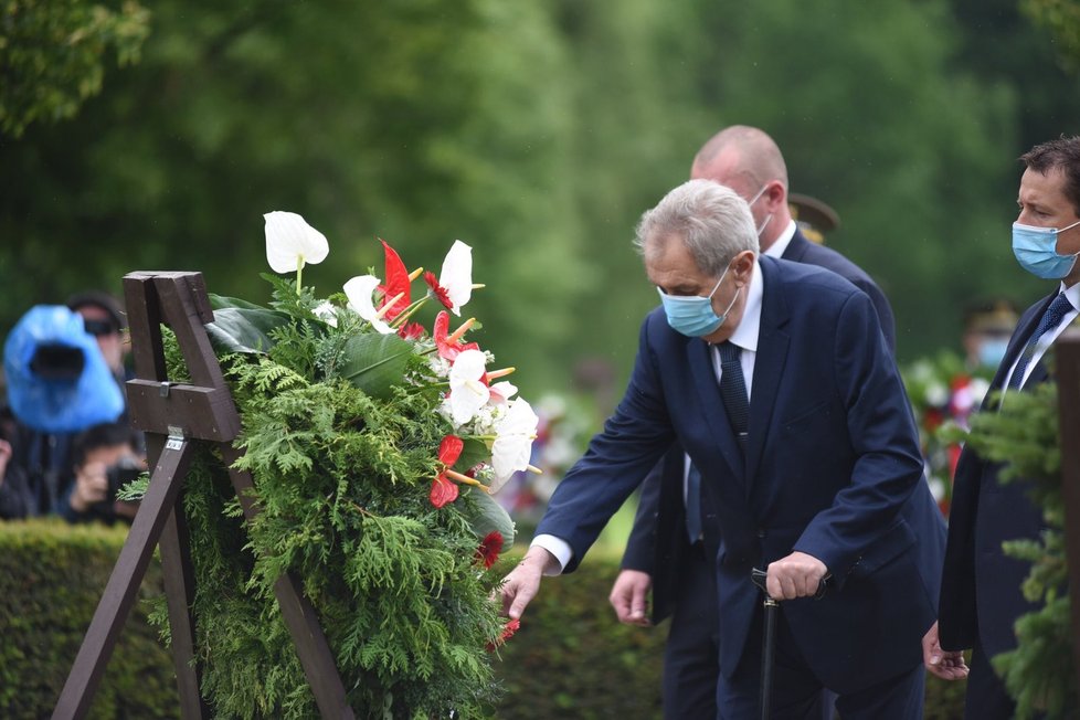 Prezident Miloš Zeman uctil památku mužů, žen i dětí ze starých Lidic. Spolu s dalšími ústavními činiteli se účastnil 78. výročí (10. 6. 2020)