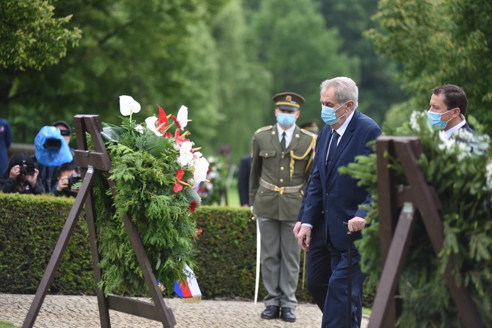 Prezident Miloš Zeman uctil památku mužů, žen i dětí ze starých Lidic. Spolu s dalšími ústavními činiteli se účastnil 75. výročí. (10.6.2020)