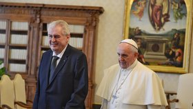 Miloš Zeman s manželkou Ivanou a českou delegací navštívili papeže Františka v dubnu 2015.