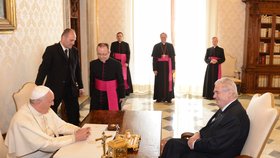 Miloš Zeman s manželkou Ivanou a českou delegací navštívili papeže Františka v dubnu 2015.
