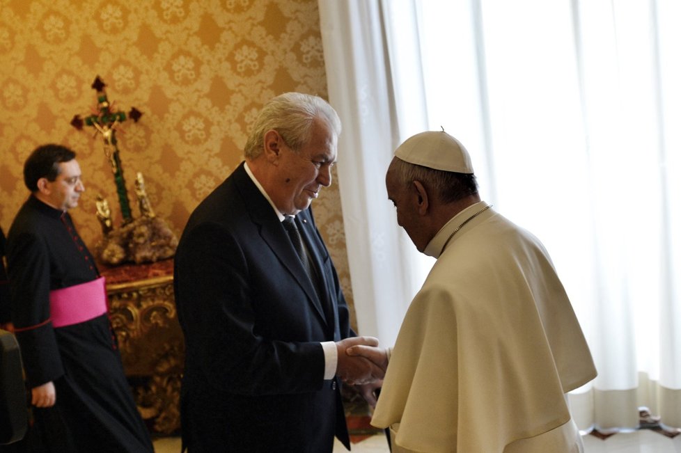 Miloš Zeman s manželkou Ivanou a českou delegací navštívili papeže Františka v dubnu 2015.