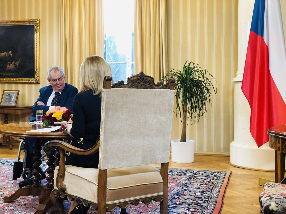 Prezident Miloš Zeman překvapil v Lánech štáb TV Prima požadavkem na natočení mimořádného projevu. (24. 4. 2021)