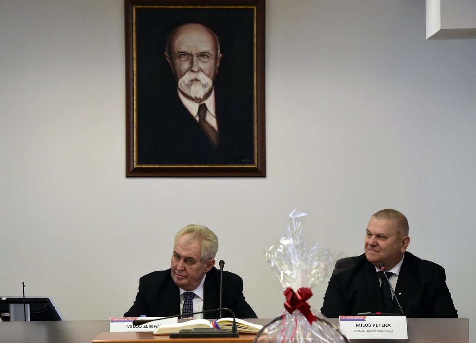 Prezident Miloš Zeman v pondělí při zahájení třídenní cesty po Středočeském kraji. Vpravo tamní hejtman Miloš Petera
