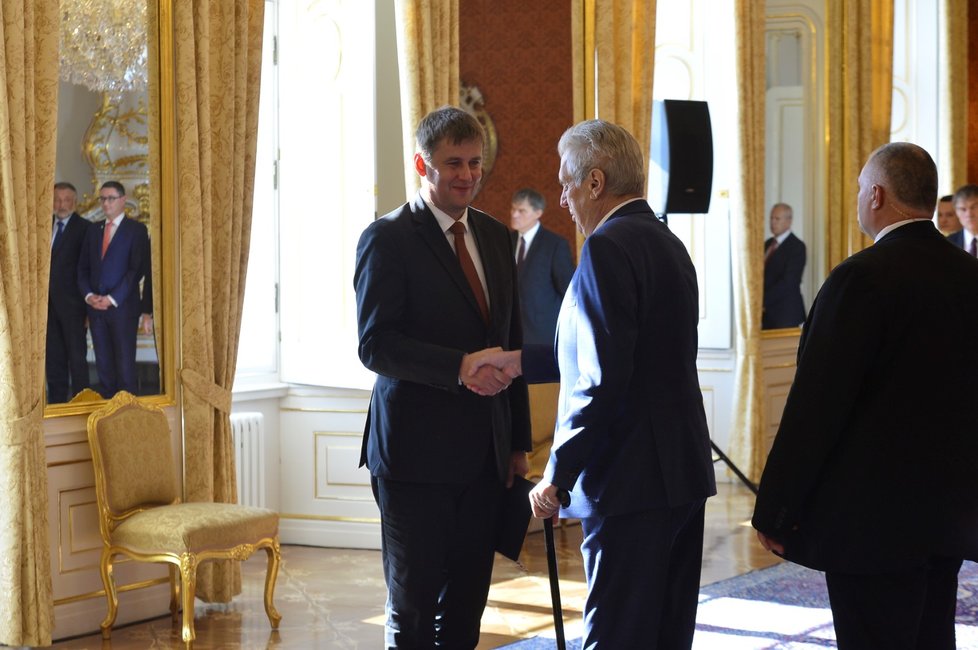 Prezident Miloš Zeman jmenoval Tomáše Petříčka ministrem zahraničí, byl u toho i premiér Andrej Babiš (16. 10. 2018).