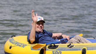 Léto je kompletní! Exprezident Zeman opět nasedl do slavného žlutého člunu a vyrazil na rybník Léto je kompletní! Exprezident Zeman opět nasedl do slavného žlutého člunu a vyrazil na rybník