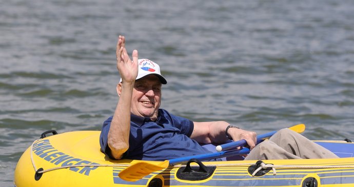Exprezident Miloš Zeman znovu vyplul ve svém legendárním žlutém člunu, 28.7.2026.