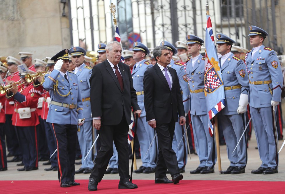 Prezident Miloš Zeman přivítal na Pražském hradě svého bulharského protějška Rosena Plevnelieva.