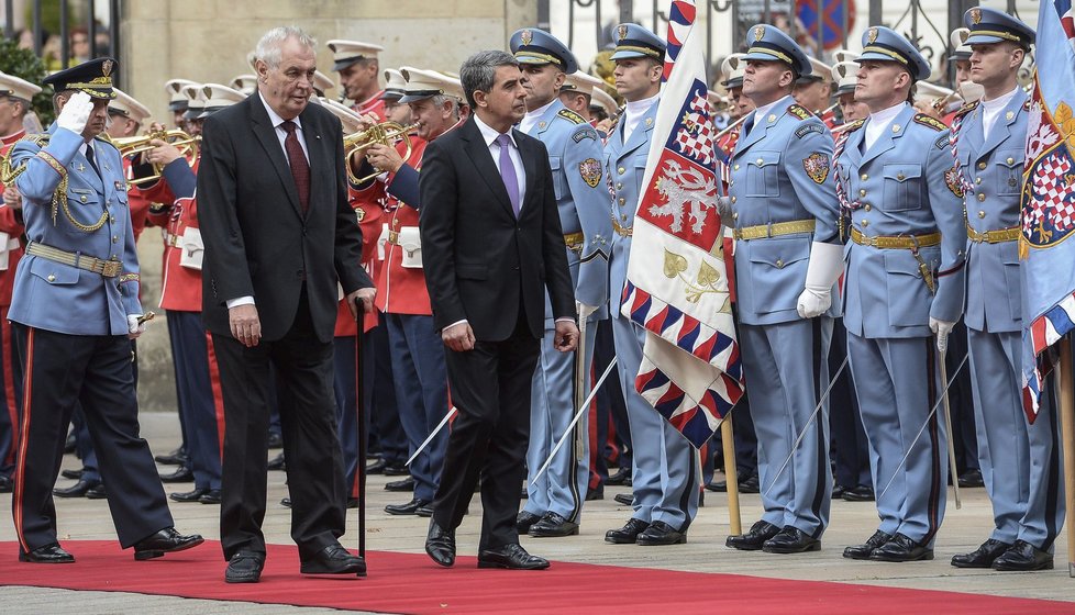 Prezident Miloš Zeman přivítal na Pražském hradě svého bulharského protějška Rosena Plevnelieva.