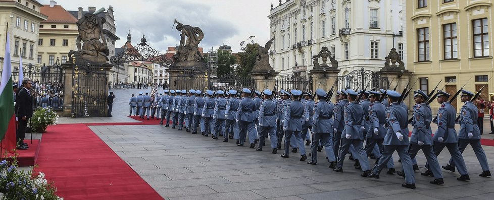 Prezident Miloš Zeman přivítal na Pražském hradě svého bulharského protějška Rosena Plevnelieva.