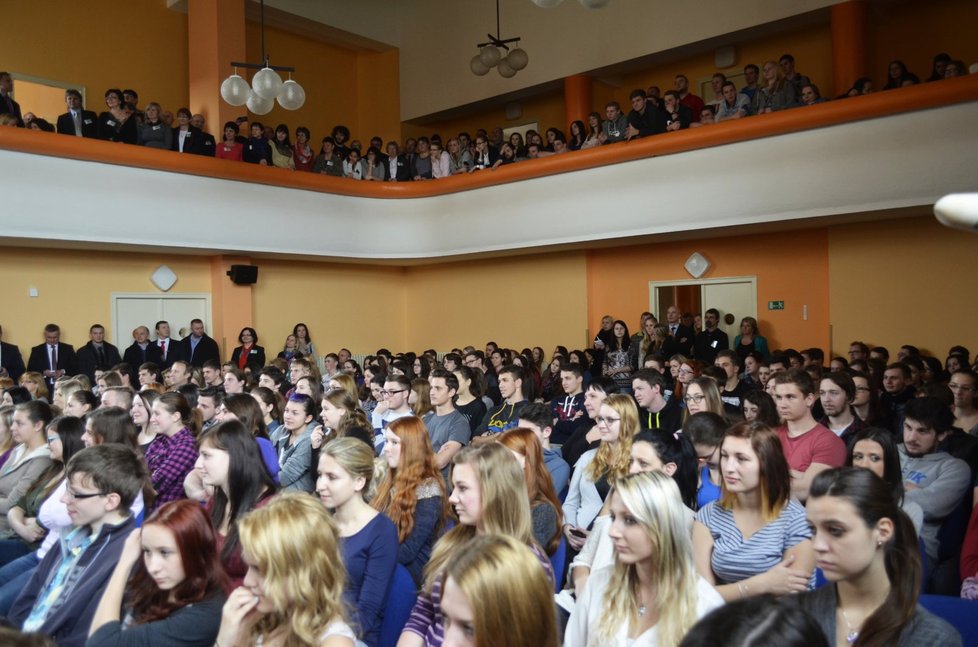 V Klatovech čekala Miloše Zemana debata se studenty, bez připravených dotazů.