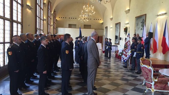 Miloš Zeman oceňuje policisty.