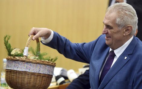 Miloš Zeman dostal na Ostravsku houby a měl z nich radost.