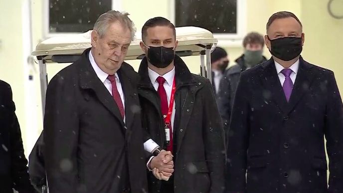 Miloš Zeman na summitu V4. Při slavnostním zahájení neměl nasazenou roušku.