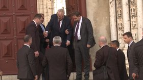 Prezident Miloš Zeman potřeboval na schodišti pomoc spolupracovníků