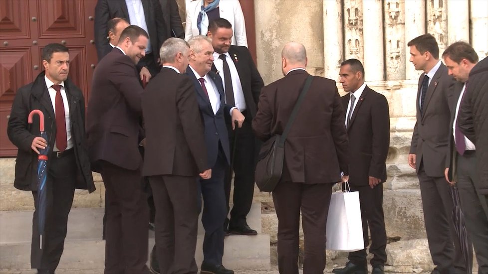 Prezident Miloš Zeman potřeboval na schodišti pomoc spolupracovníků.