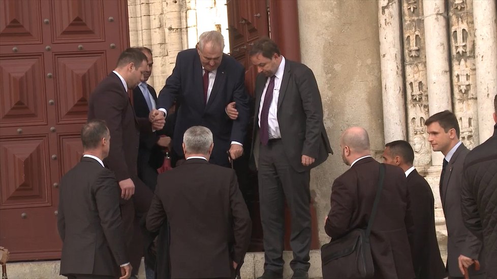 Prezident Miloš Zeman potřeboval na schodišti pomoc spolupracovníků