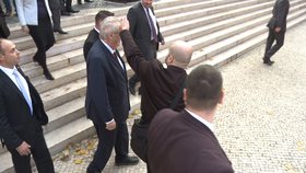 Zeman na státní návštěvě v Portugalsku: Že jsem nemocný, si vymýšlí lháři a pitomci!