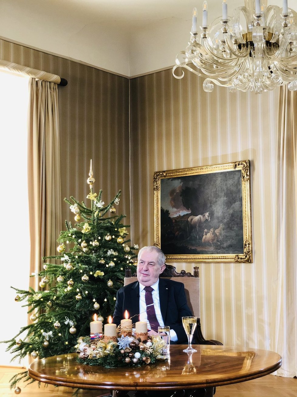 Prezident Miloš Zeman odložil na vánoční poselství ortézu (26. 12. 2020)