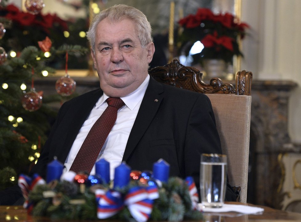 Zeman přiznal, že si musel kvůli kilům navíc nechat rozepnuté sako