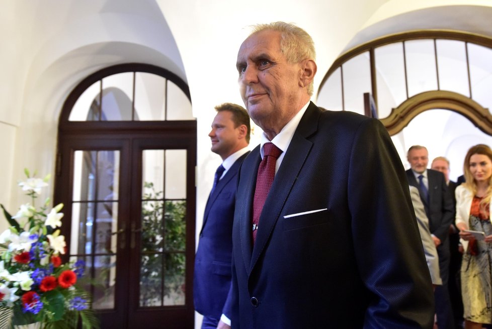 Prezident Miloš Zeman přijel podpořit Andreje Babiše a jeho vládu do Poslanecké sněmovny. Poslanci mají hlasovat o důvěře kabinetu.