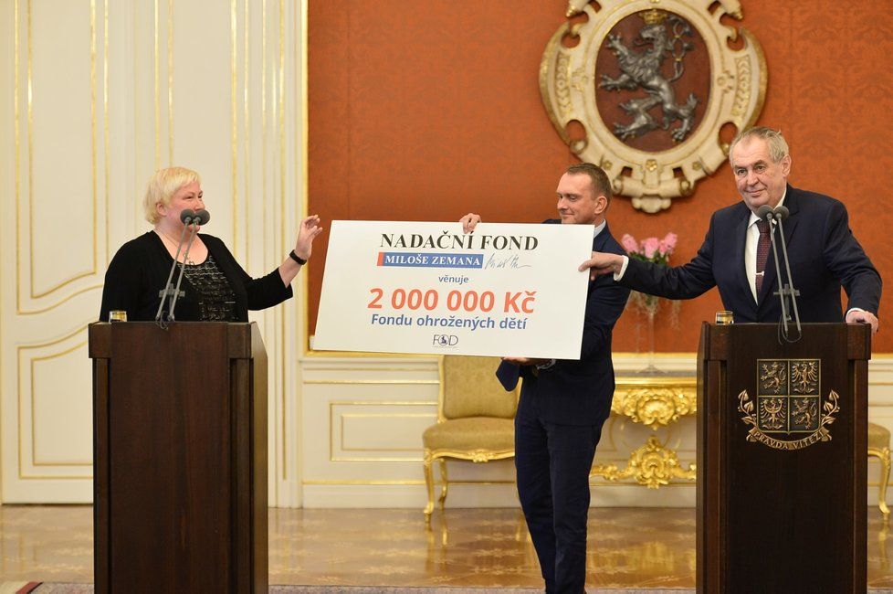 Prezident Miloš Zeman předal Fondu ohrožených dětí dva miliony korun (8. 1. 2019)