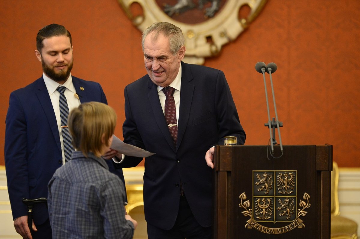 Prezident Miloš Zeman předal Fondu ohrožených dětí dva miliony korun (8. 1. 2019)