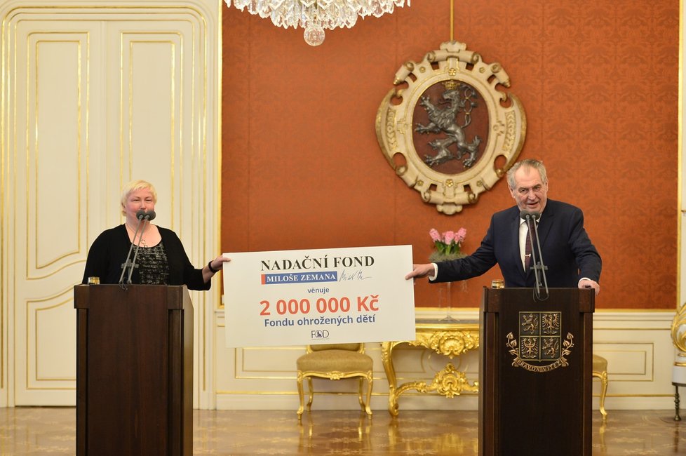 Prezident Miloš Zeman předal Fondu ohrožených dětí dva miliony korun (8. 1. 2019)