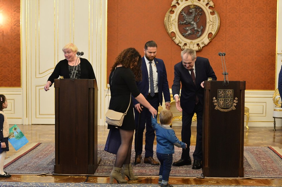 Prezident Miloš Zeman předal Fondu ohrožených dětí dva miliony korun (8. 1. 2019).