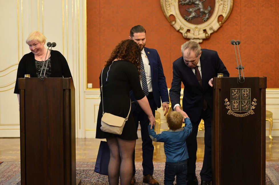 Prezident Miloš Zeman předal Fondu ohrožených dětí dva miliony korun. (8. 1. 2019)