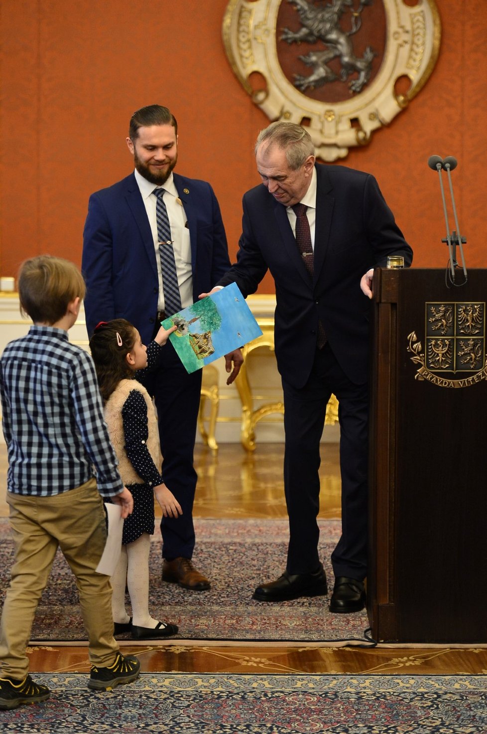 Prezident Miloš Zeman předal Fondu ohrožených dětí dva miliony korun (8. 1. 2019).