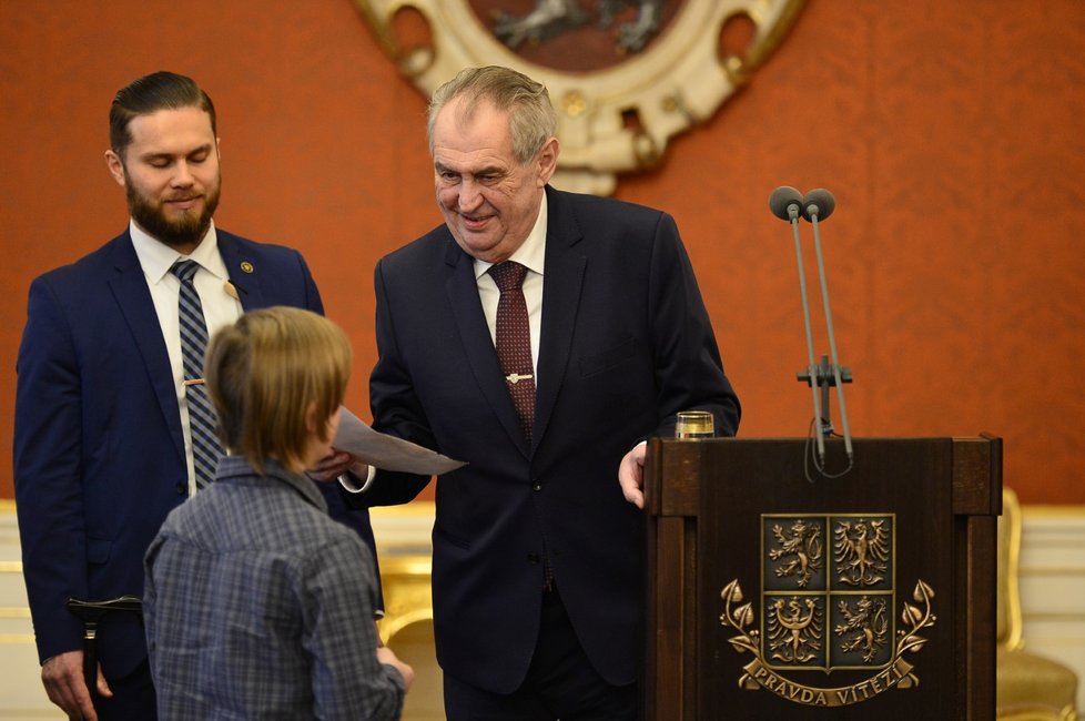 Prezident Miloš Zeman předal Fondu ohrožených dětí dva miliony korun (8. 1. 2019).