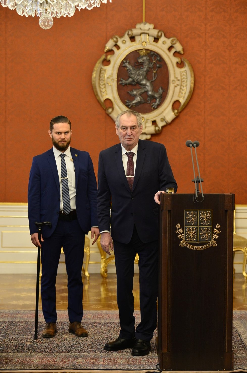 Prezident Miloš Zeman předal Fondu ohrožených dětí dva miliony korun (8. 1. 2019).