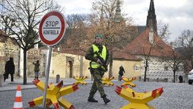 Bezpečnostní opatření na Pražském hradě: Ježci v ulici U Prašného mostu