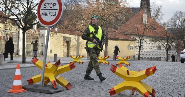 Na Hradě přituhuje. Nové kamery mají turistům i teroristům rozpoznat tváře