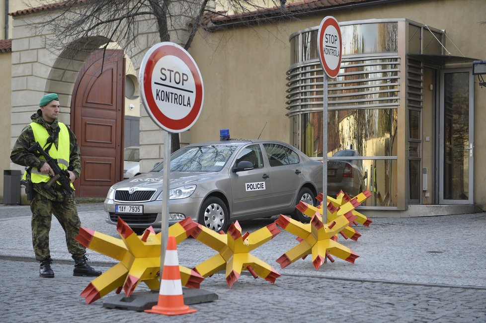 Bezpečnostní opatření na Pražském hradě: Ježci v ulici U Prašného mostu