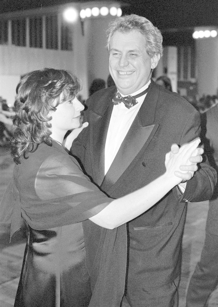 Zeman v roce 1998 při tanci se svou ženou Ivanou.